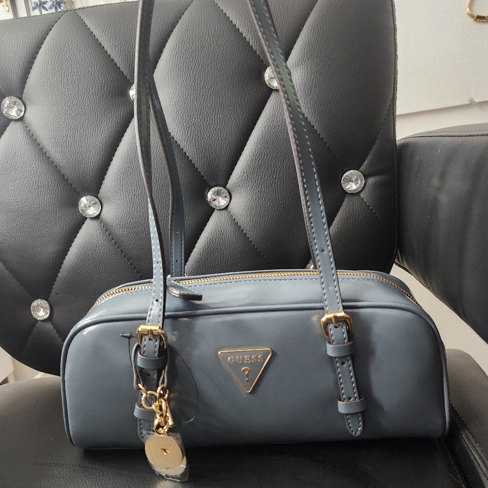 New GUESS Dark Denim SholderBag with gold keychain has two pockets inside - Picture 3 of 11